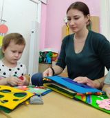 С помощью фетровых книг дети в игровой форме знакомятся с сенсорными эталонами.